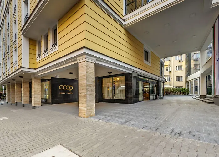 Coop, Ξενοδοχείο