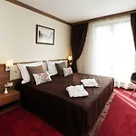 Coop, Hotel