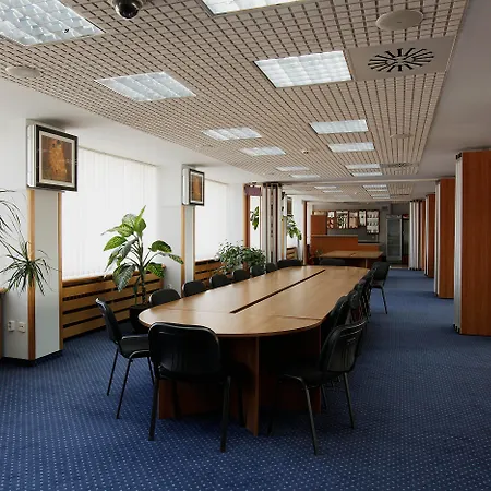 Coop, Hotel